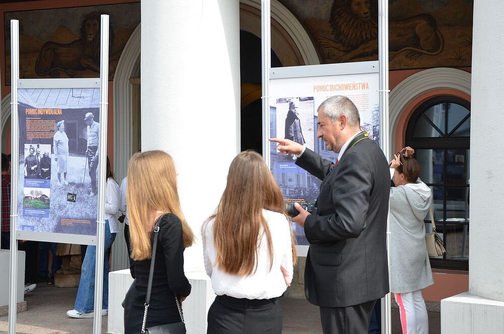 W Dąbrowie Tarnowskiej uczczono pamięć żydowskiej społeczności miasta. Fot. Janusz Ślęzak (IPN)