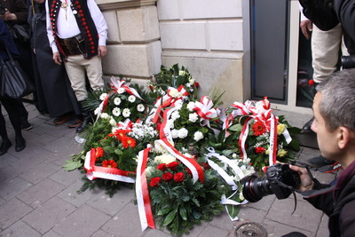 Uroczystość złożenia kwiatów pod tablicą upamiętniającą Stanisława Pyjasa przy ul. Szewskiej w Krakowie