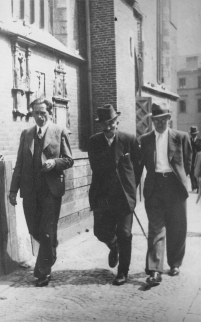 Stanisław Mierzwa, Wincenty Witos i Józef Marcinkowski w drodze do redakcji tygodnika „Piast” (Kraków, 1939). Fot. Archiwum IPN