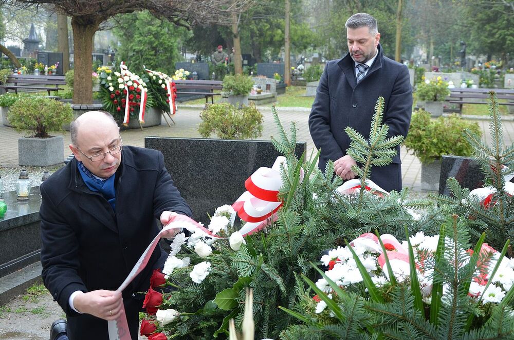 Kwiaty na grobie Janusza Kurtyki. Fot. Janusz Ślęzak (IPN)