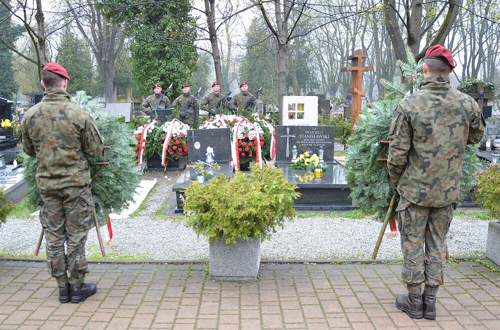 Kwiaty na grobie Janusza Kurtyki. Fot. Janusz Ślęzak (IPN)