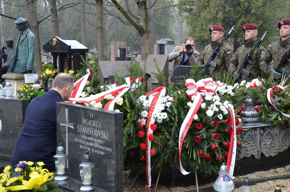 Kwiaty na grobie Janusza Kurtyki. Fot. Janusz Ślęzak (IPN)