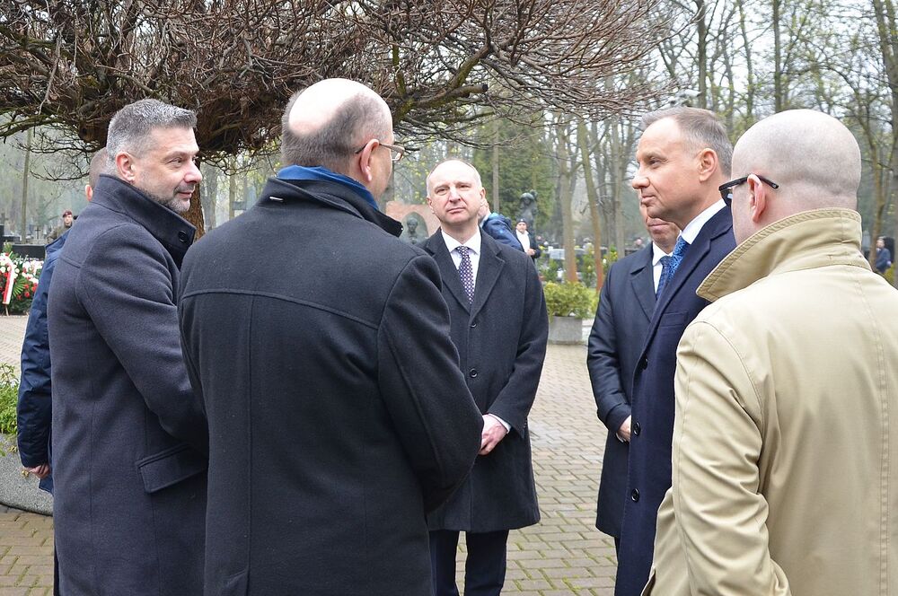 Kwiaty na grobie Janusza Kurtyki. Fot. Janusz Ślęzak (IPN)