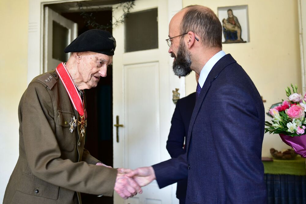 Kpt. Andrzej Kostrzewski odznaczony Krzyżem Komandorskim z Gwiazdą. Fot. Żaneta Wierzgacz (IPN)