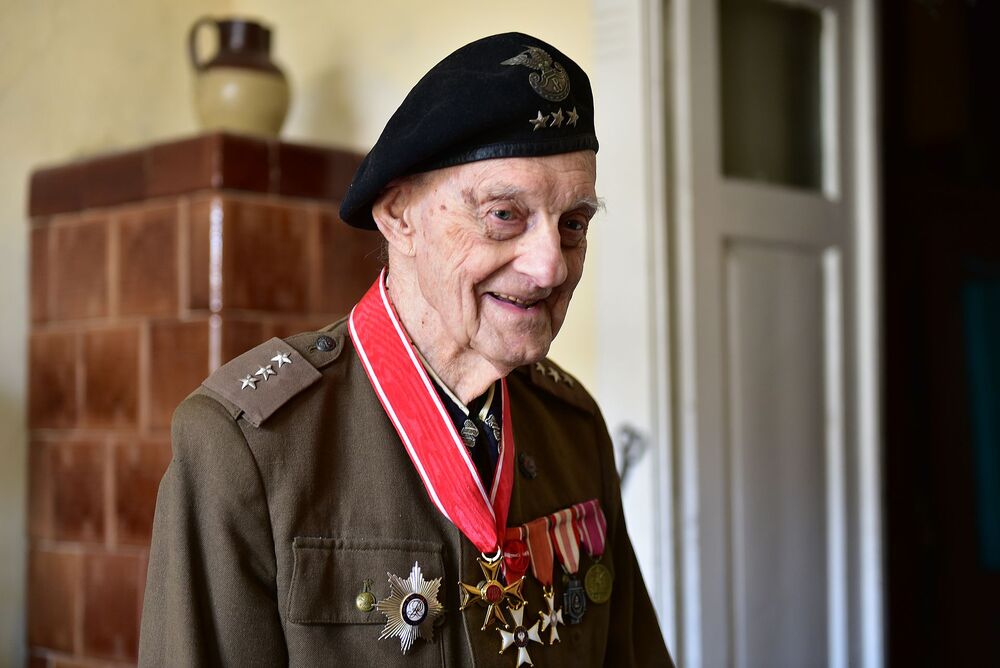 Kpt. Andrzej Kostrzewski odznaczony Krzyżem Komandorskim z Gwiazdą. Fot. Żaneta Wierzgacz (IPN)