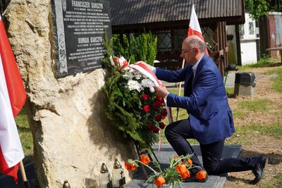 Kwiaty pod pomnikiem upamiętniającym Franciszka i Romana Barczyków w Kolbarku. Fot. Żaneta Wierzgacz (IPN)