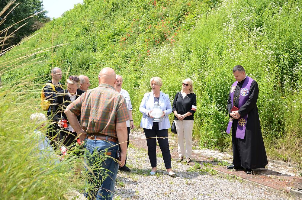 Hołd ofiarom niemieckich egzekucji w forcie „Krzesławice”. Fot. Janusz Ślęzak (IPN)
