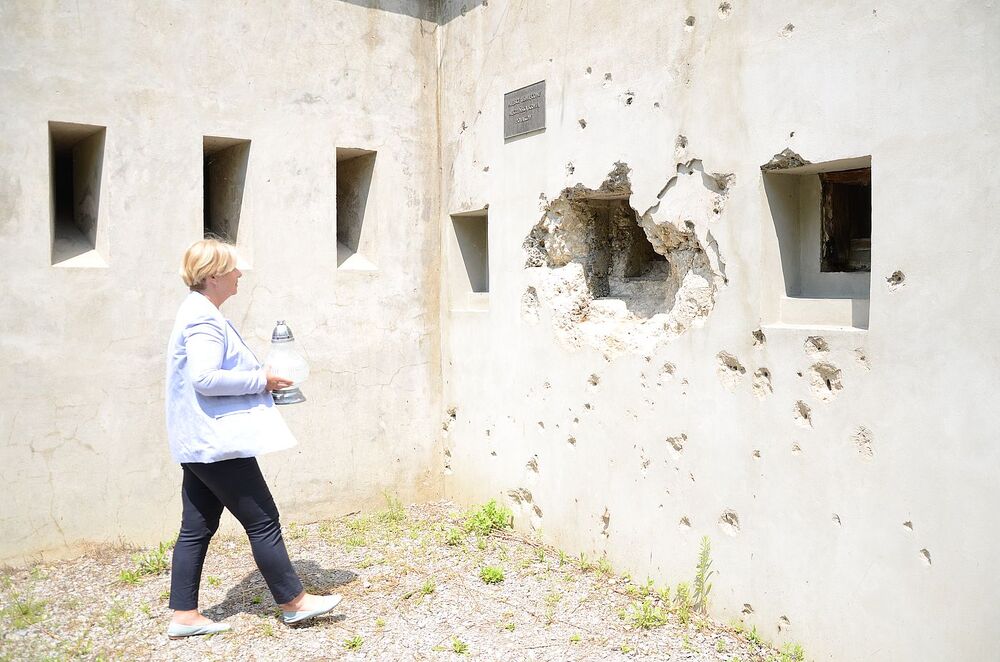 Hołd ofiarom niemieckich egzekucji w forcie „Krzesławice”. Fot. Janusz Ślęzak (IPN)