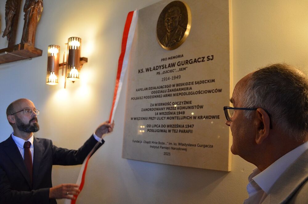 Odsłonięcie tablicy ks. Władysława Gurgacza w Tęgoborzu. Fot. Janusz Ślęzak (IPN)