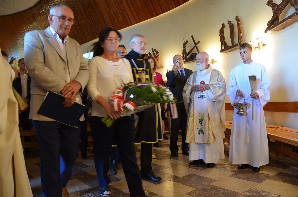 Odsłonięcie tablicy ks. Władysława Gurgacza w Tęgoborzu. Fot. Janusz Ślęzak (IPN)