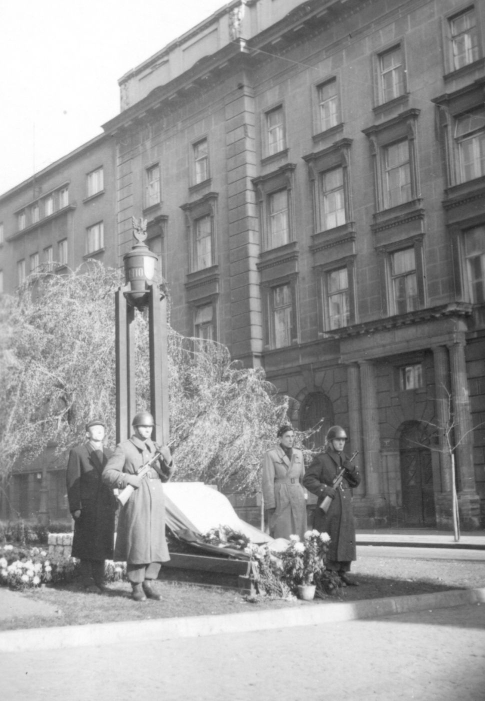 Żołnierze i studenci Akademii Medycznej na warcie przy Grobie Nieznanego Żołnierza w Krakowie, przesłoniętym węgierską flagą z kirem. Fot. Jan Ciećkiewicz