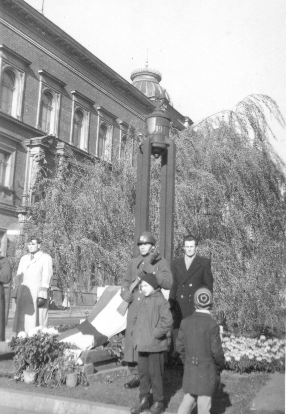 Grób Nieznanego Żołnierza w Krakowie, przykryty węgierską flagą, z wartą honorową