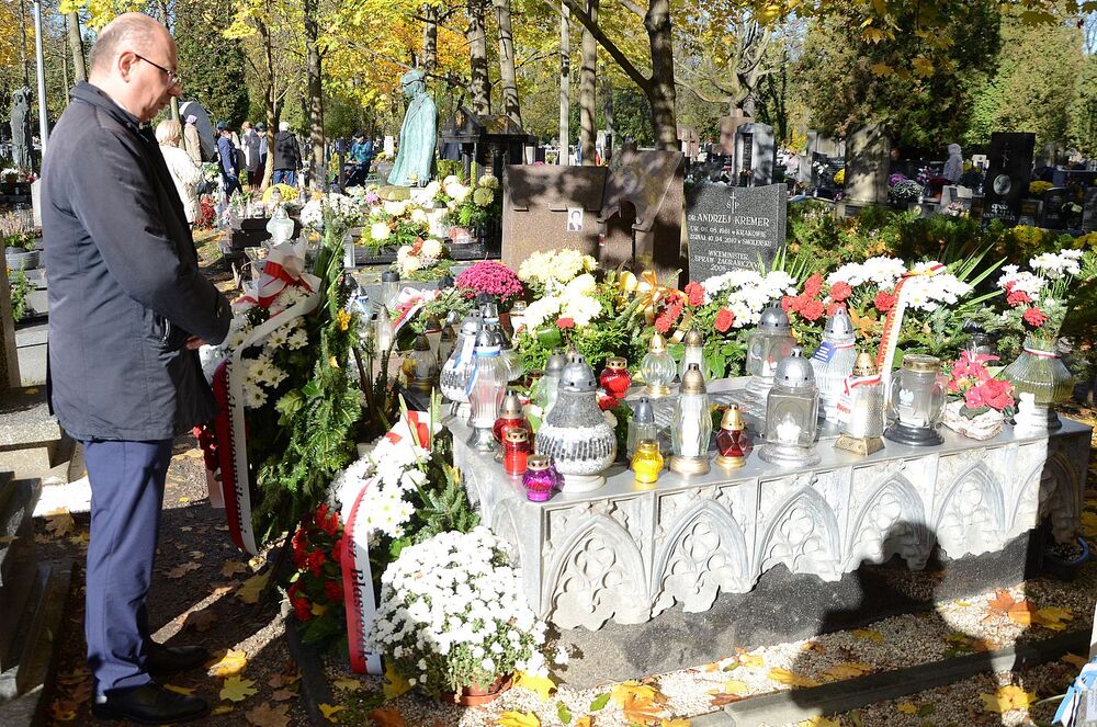 Kwiaty na grobie Janusz Kurtyki, byłego prezesa IPN. Fot. Janusz Ślęzak (IPN)