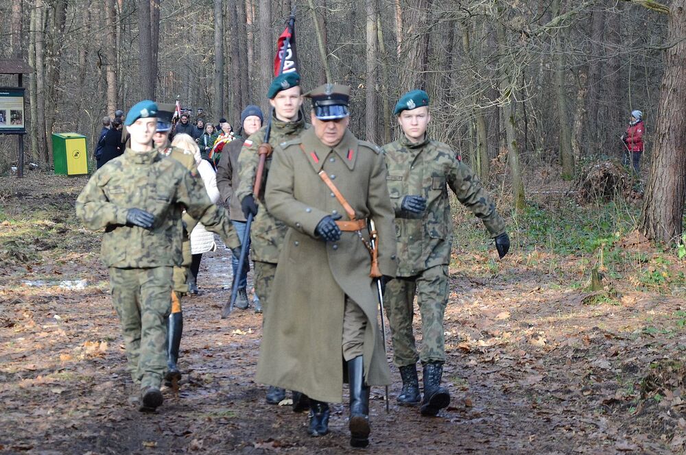 Uroczystość poświęcona ofiarom niemieckich egzekucji w Puszczy Niepołomickiej. Fot. Janusz Ślęzak (IPN)