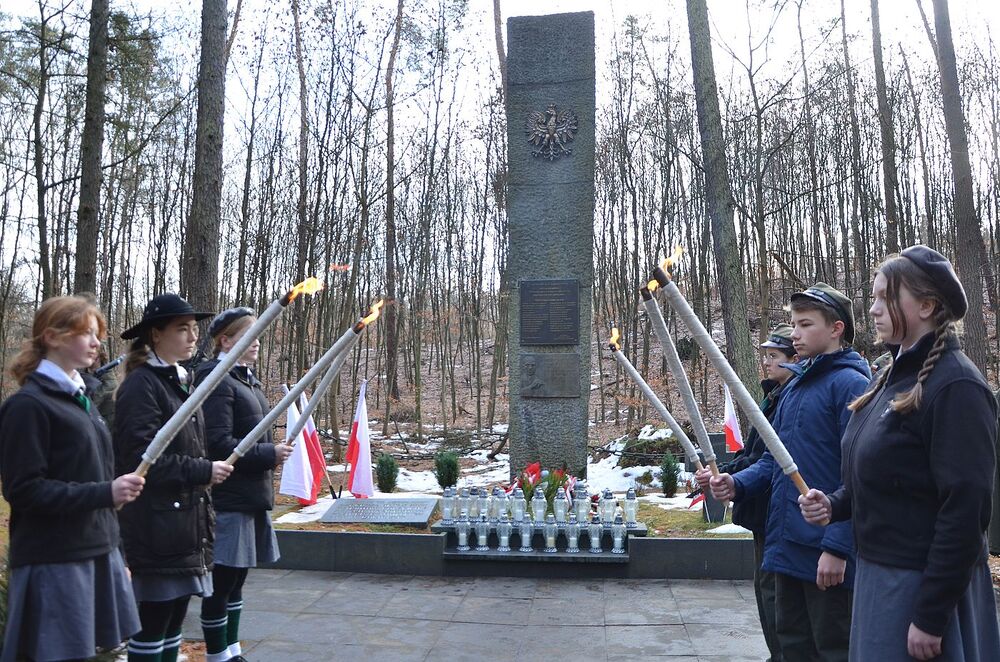 Uroczystość poświęcona ofiarom niemieckich egzekucji w Puszczy Niepołomickiej. Fot. Janusz Ślęzak (IPN)