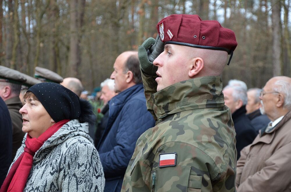 Uroczystość poświęcona ofiarom niemieckich egzekucji w Puszczy Niepołomickiej. Fot. Janusz Ślęzak (IPN)