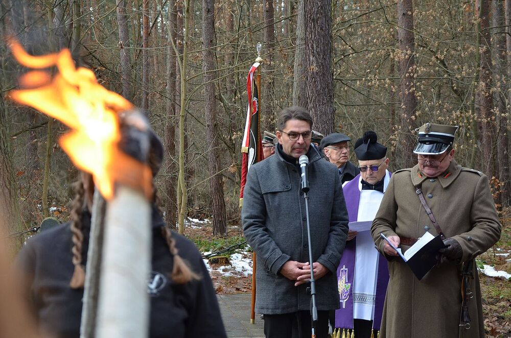 Uroczystość poświęcona ofiarom niemieckich egzekucji w Puszczy Niepołomickiej. Fot. Janusz Ślęzak (IPN)