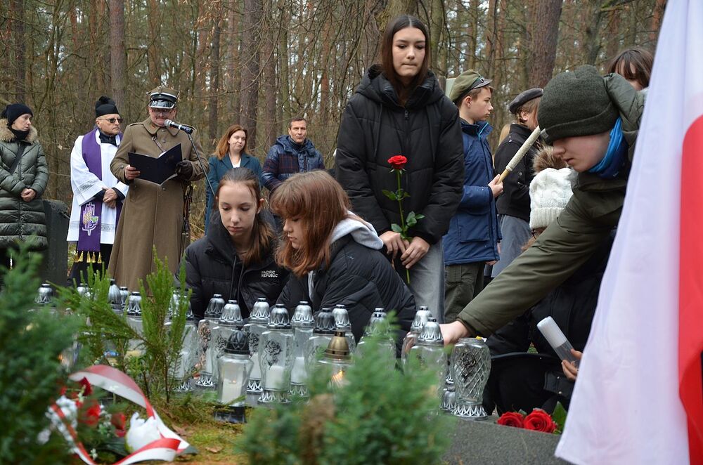 Uroczystość poświęcona ofiarom niemieckich egzekucji w Puszczy Niepołomickiej. Fot. Janusz Ślęzak (IPN)