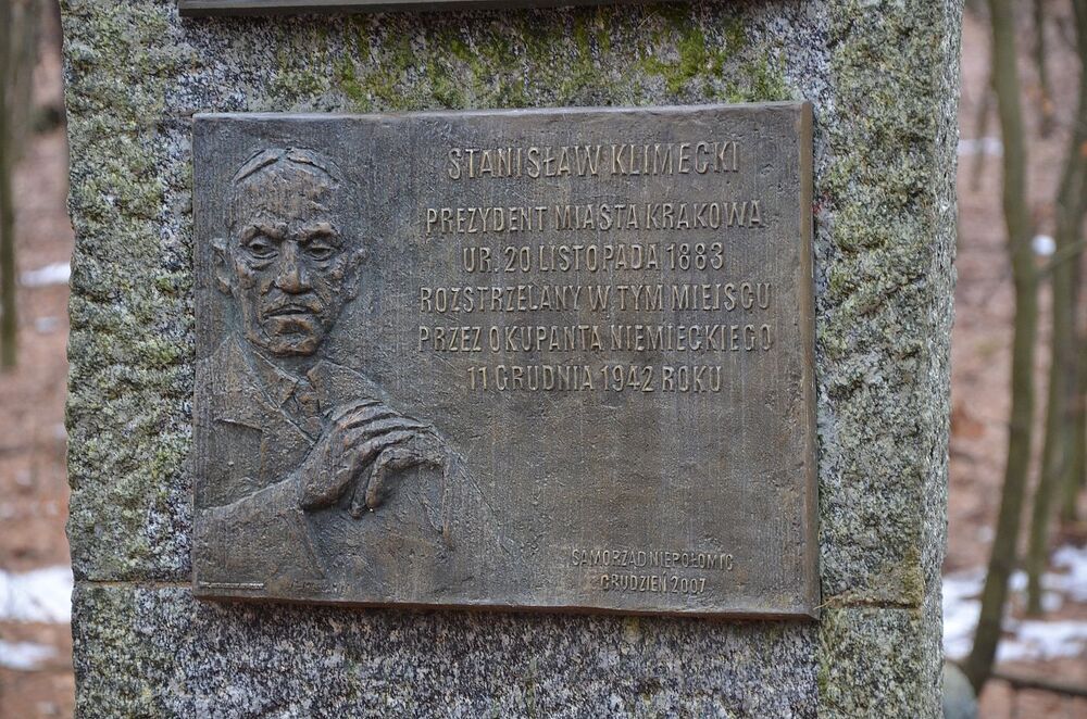 Tablica Stanisława Klimeckiego na pomniku w Puszczy Niepołomickiej. Fot. Janusz Ślęzak (IPN)