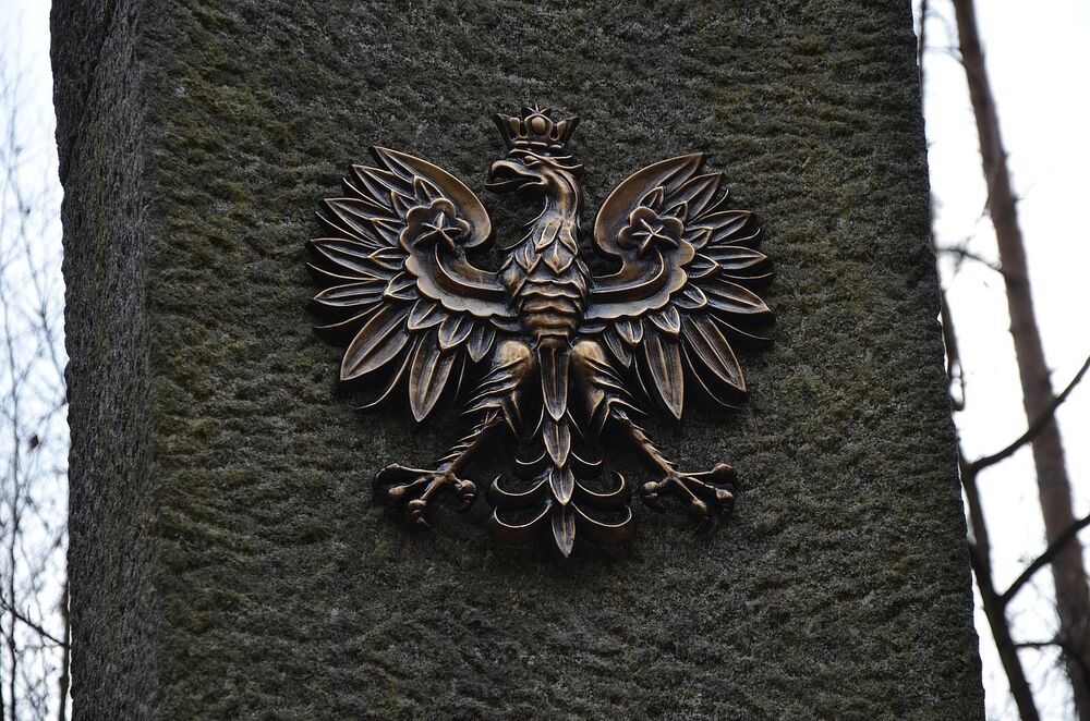 Orzeł na pomniku ofiar niemieckich egzekucji w Puszczy Niepołomickiej. Fot. Janusz Ślęzak (IPN)
