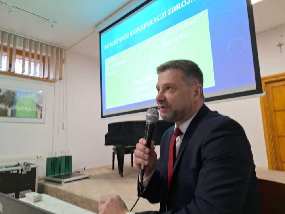 Otwarcie w Domu Polskim w Budapeszcie wystawy „Polskie Państwo Podziemne” i wykład „Armia Krajowa i Akcja »Burza«”. Fot. Janusz Ślęzak (IPN)