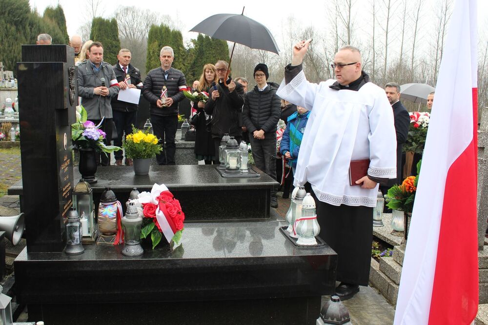 Poświęcono nowy nagrobek Żołnierza Wyklętego, Jana Sałapatka „Orła”. Fot. Maria Konieczna (IPN)
