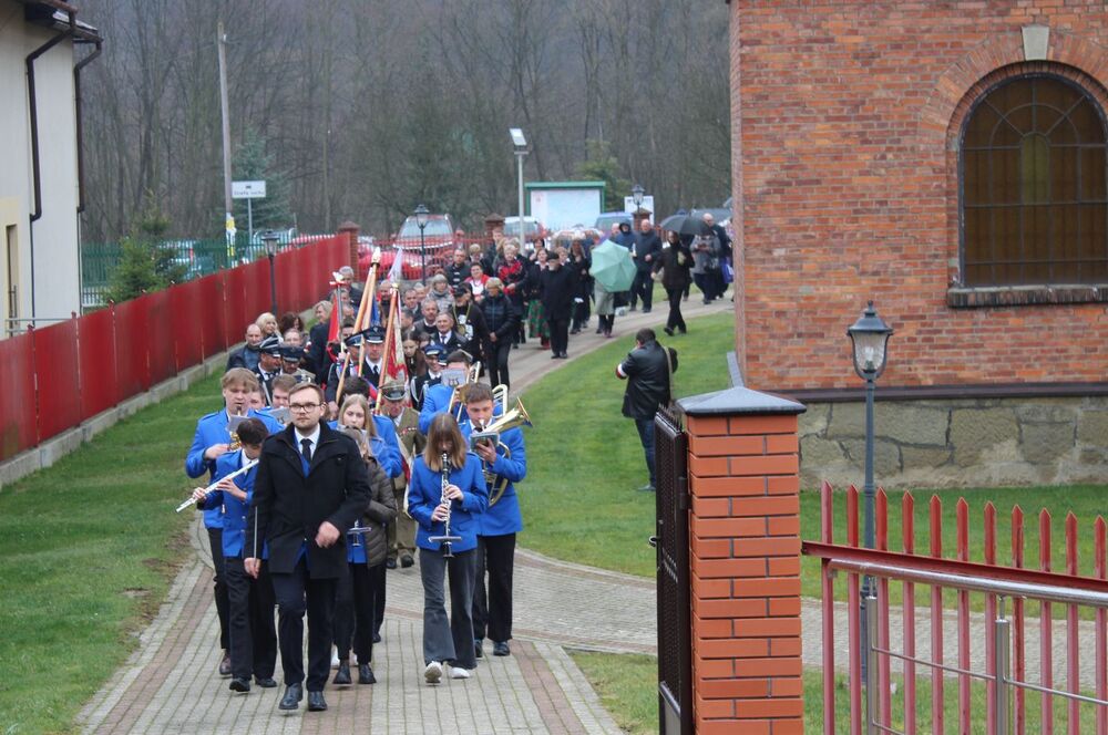 Poświęcono nowy nagrobek Żołnierza Wyklętego, Jana Sałapatka „Orła”. Fot. Maria Konieczna (IPN)