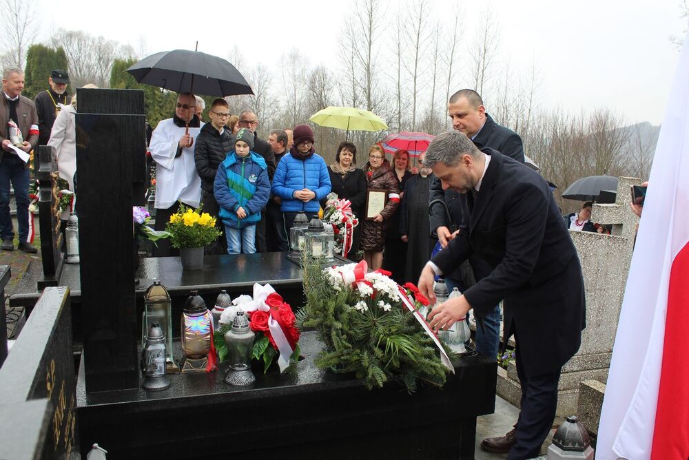 Poświęcono nowy nagrobek Żołnierza Wyklętego, Jana Sałapatka „Orła”. Fot. Maria Konieczna (IPN)