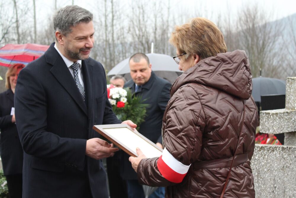 Poświęcono nowy nagrobek Żołnierza Wyklętego, Jana Sałapatka „Orła”. Fot. Maria Konieczna (IPN)