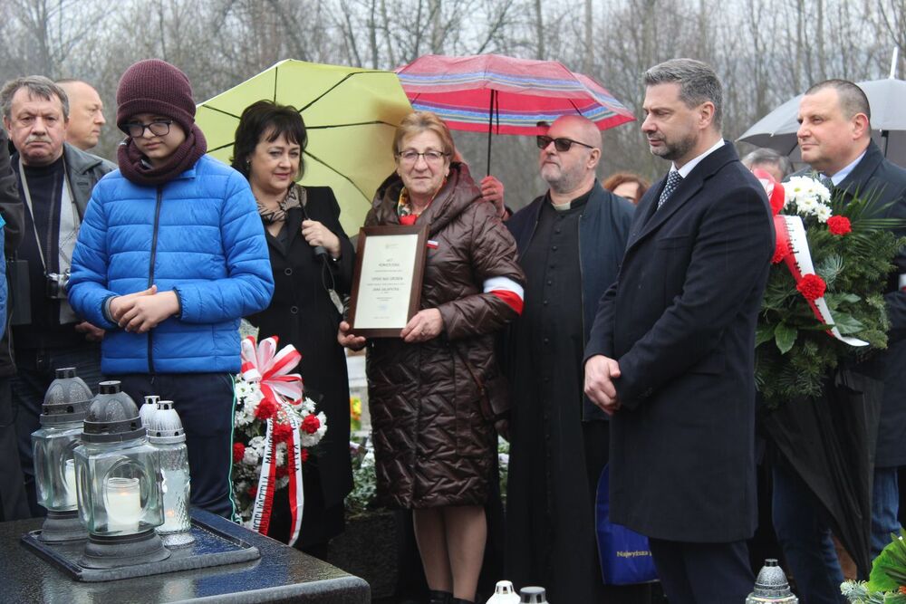 Poświęcono nowy nagrobek Żołnierza Wyklętego, Jana Sałapatka „Orła”. Fot. Maria Konieczna (IPN)