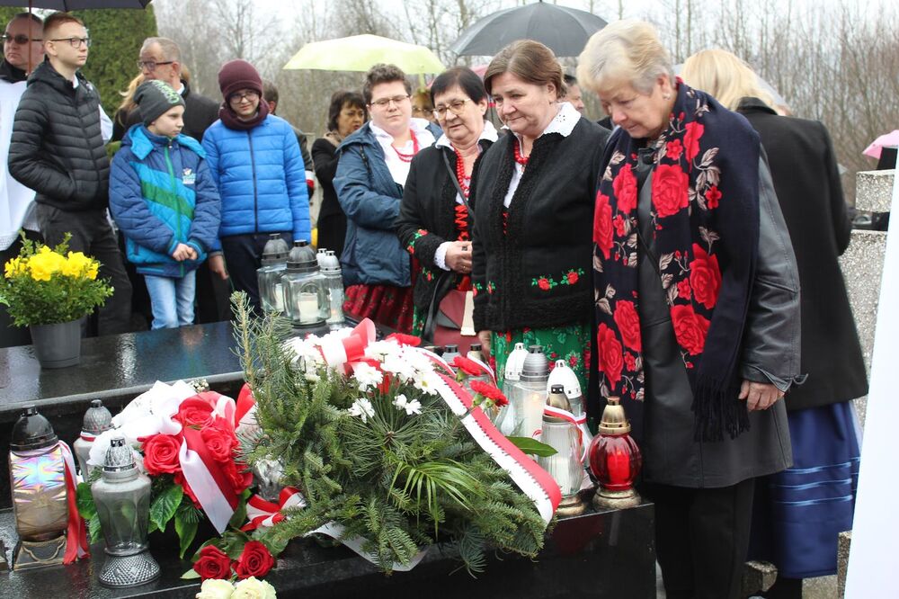 Poświęcono nowy nagrobek Żołnierza Wyklętego, Jana Sałapatka „Orła”. Fot. Maria Konieczna (IPN)