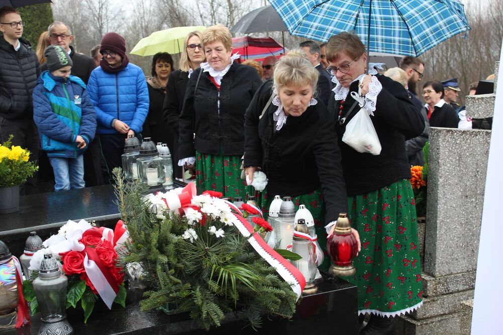 Poświęcono nowy nagrobek Żołnierza Wyklętego, Jana Sałapatka „Orła”. Fot. Maria Konieczna (IPN)