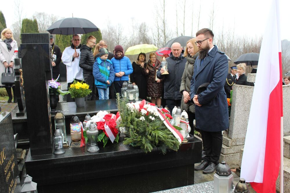 Poświęcono nowy nagrobek Żołnierza Wyklętego, Jana Sałapatka „Orła”. Fot. Maria Konieczna (IPN)