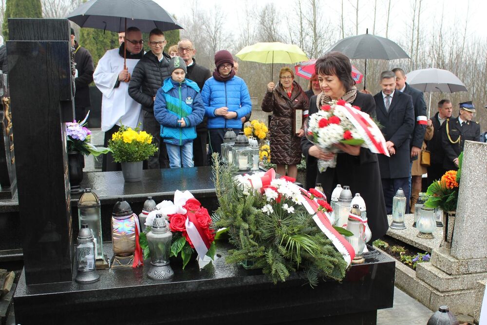 Poświęcono nowy nagrobek Żołnierza Wyklętego, Jana Sałapatka „Orła”. Fot. Maria Konieczna (IPN)