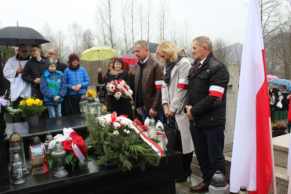 Poświęcono nowy nagrobek Żołnierza Wyklętego, Jana Sałapatka „Orła”. Fot. Maria Konieczna (IPN)