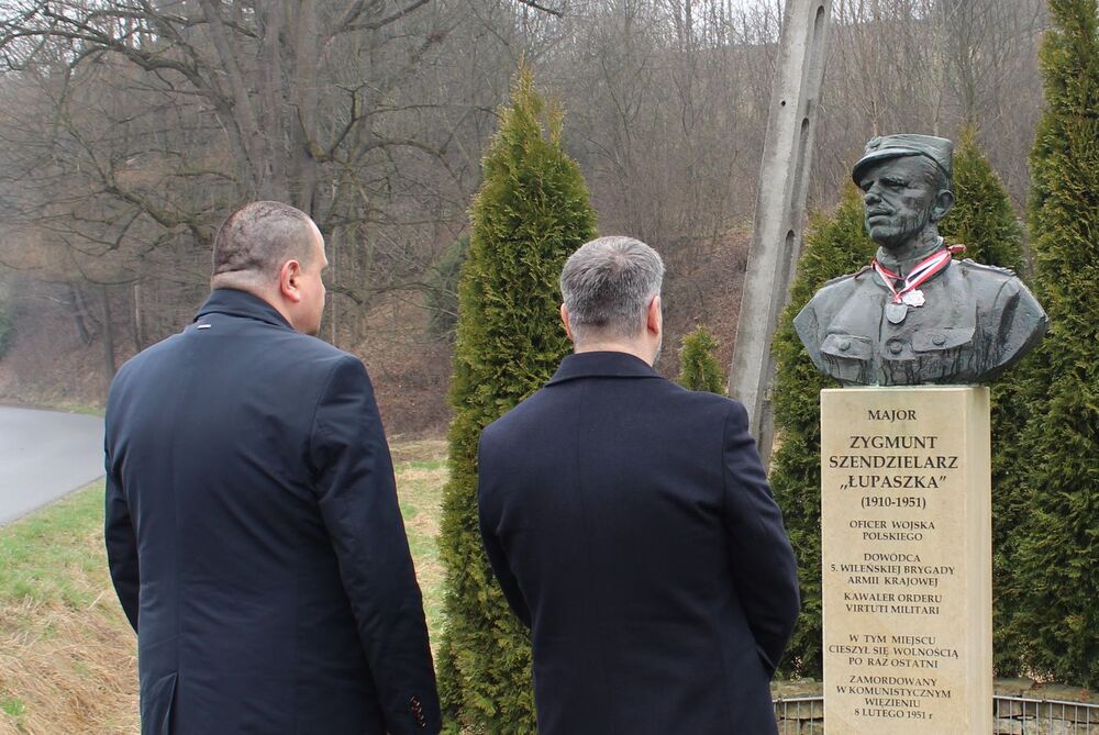 Osielec. Pomnik Zygmunta Szendzielarza „Łupaszki”. Fot. Maria Konieczna (IPN)