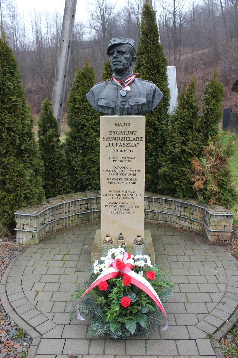 Osielec. Pomnik Zygmunta Szendzielarza „Łupaszki”. Fot. Maria Konieczna (IPN)