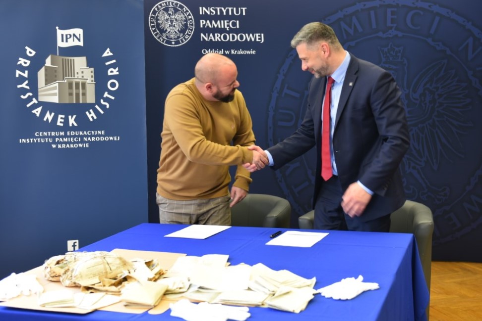 Przekazanie dokumentów 116 pp AK do Archiwum IPN w Krakowie. Fot. Żaneta Wierzgacz (IPN)