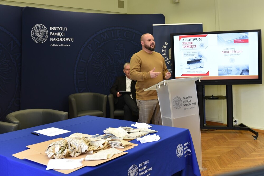 Przekazanie dokumentów 116 pp AK do Archiwum IPN w Krakowie. Fot. Żaneta Wierzgacz (IPN)