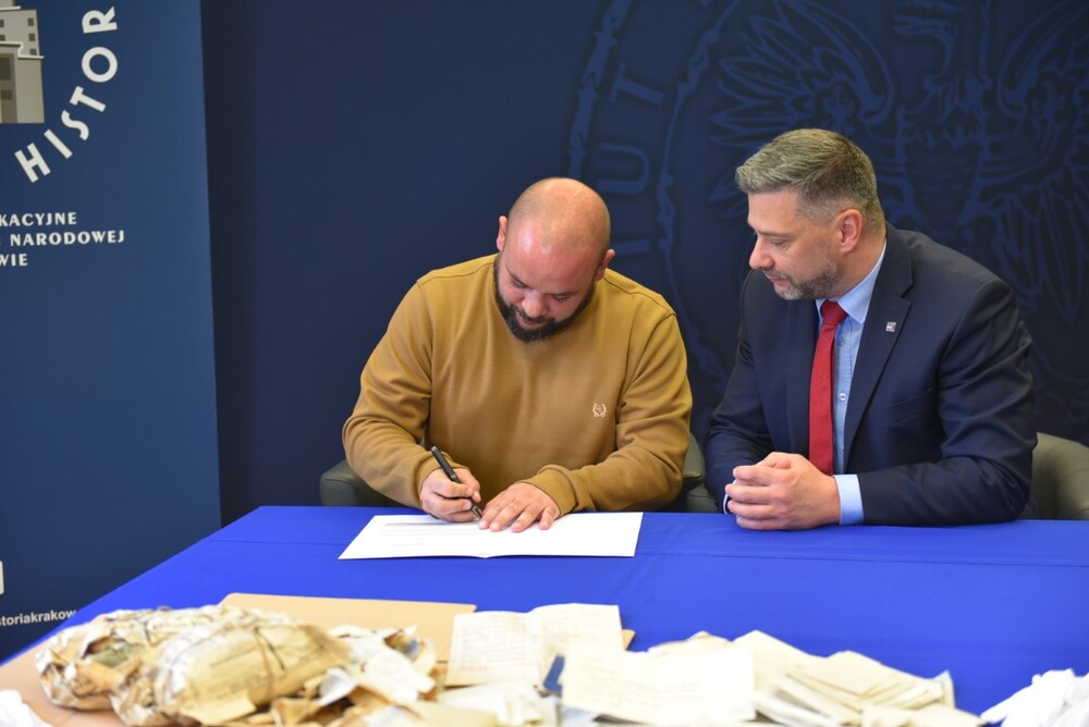 Przekazanie dokumentów 116 pp AK do Archiwum IPN w Krakowie. Fot. Żaneta Wierzgacz (IPN)