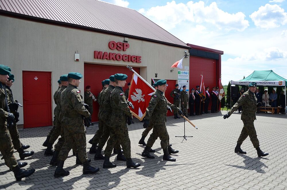 W Makocicach odsłonięto tablicę upamiętniającą zrzut cichociemnych. Fot. Janusz Ślęzak (IPN)