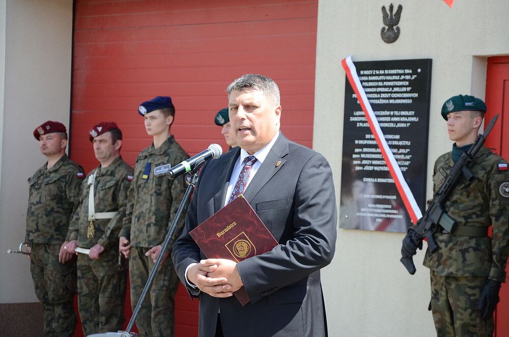 W Makocicach odsłonięto tablicę upamiętniającą zrzut cichociemnych. Fot. Janusz Ślęzak (IPN)