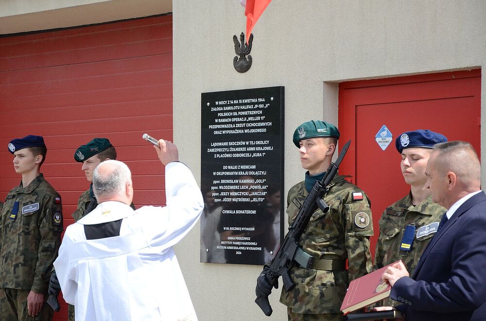 W Makocicach odsłonięto tablicę upamiętniającą zrzut cichociemnych. Fot. Janusz Ślęzak (IPN)