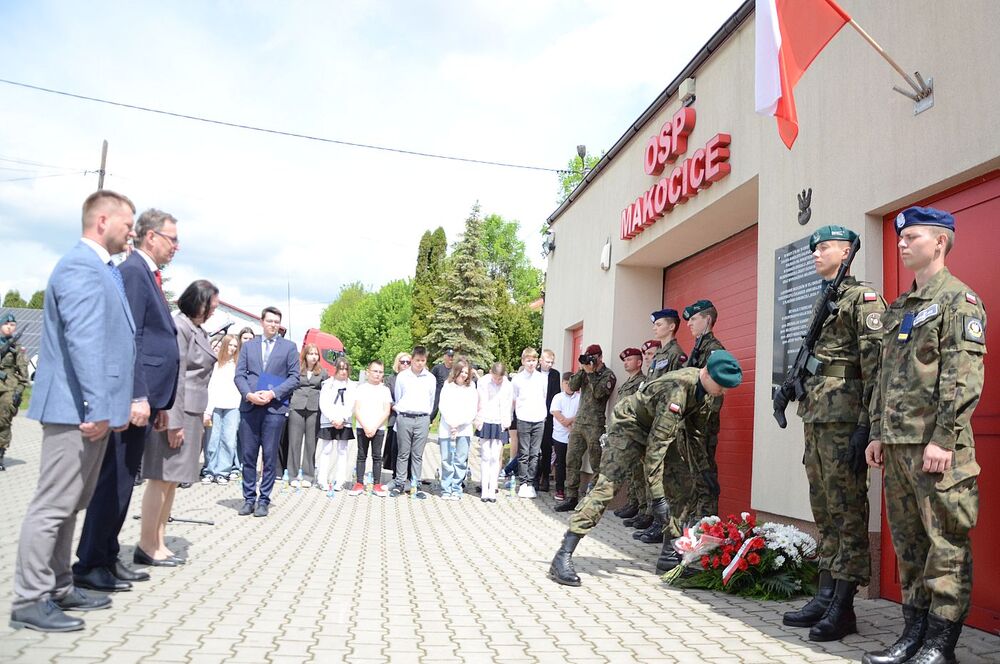 W Makocicach odsłonięto tablicę upamiętniającą zrzut cichociemnych. Fot. Janusz Ślęzak (IPN)