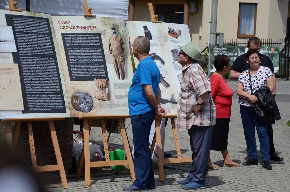 W Makocicach odsłonięto tablicę upamiętniającą zrzut cichociemnych. Fot. Janusz Ślęzak (IPN)