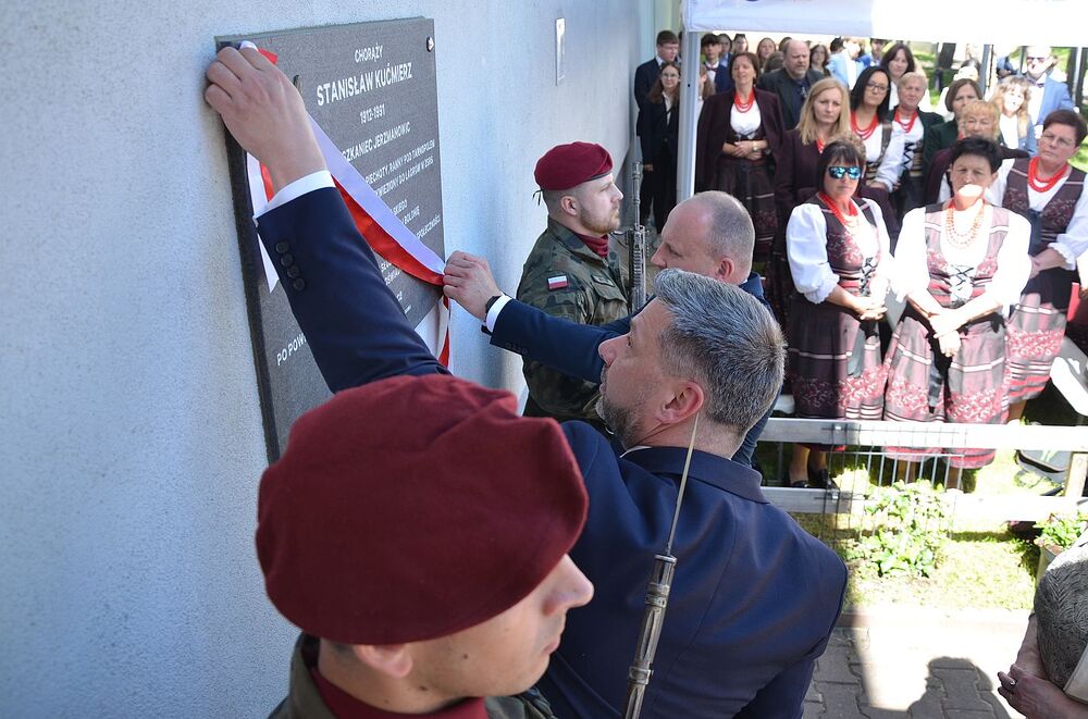 Uroczystość odsłonięcia tablicy chor. Stanisława Kućmierza w Jerzmanowicach. Fot. Janusz Ślęzak (IPN)