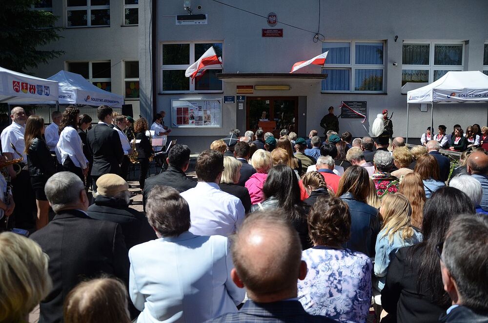 Uroczystość odsłonięcia tablicy chor. Stanisława Kućmierza w Jerzmanowicach. Fot. Janusz Ślęzak (IPN)