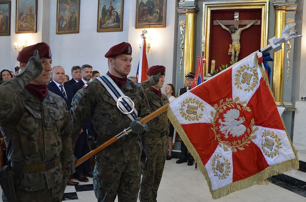 Uroczystość odsłonięcia tablicy chor. Stanisława Kućmierza w Jerzmanowicach. Fot. Janusz Ślęzak (IPN)