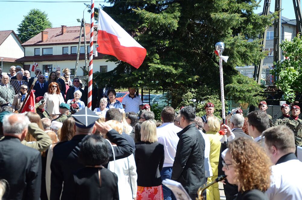 Uroczystość odsłonięcia tablicy chor. Stanisława Kućmierza w Jerzmanowicach. Fot. Janusz Ślęzak (IPN)
