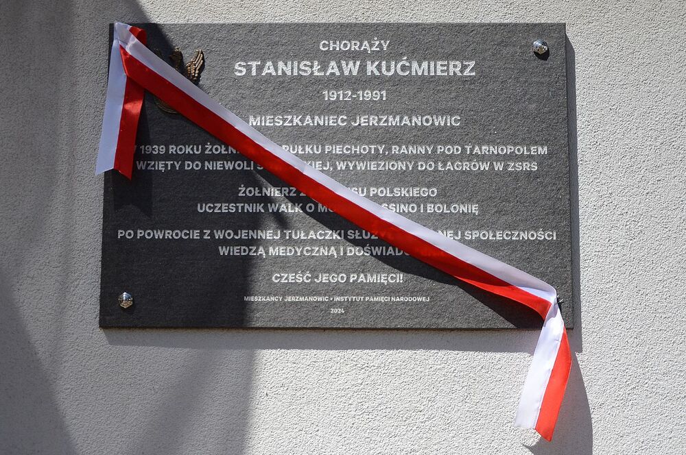 Uroczystość odsłonięcia tablicy chor. Stanisława Kućmierza w Jerzmanowicach. Fot. Janusz Ślęzak (IPN)